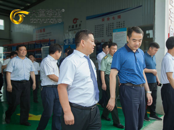 嘉祥縣縣委書記周生宏，視察天蘊漆業(yè)公司