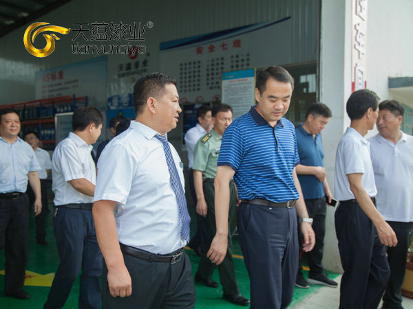 嘉祥縣縣委書記周生宏，視察天蘊漆業(yè)公司
