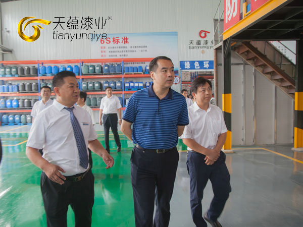 嘉祥縣縣委書記周生宏，視察天蘊漆業(yè)公司