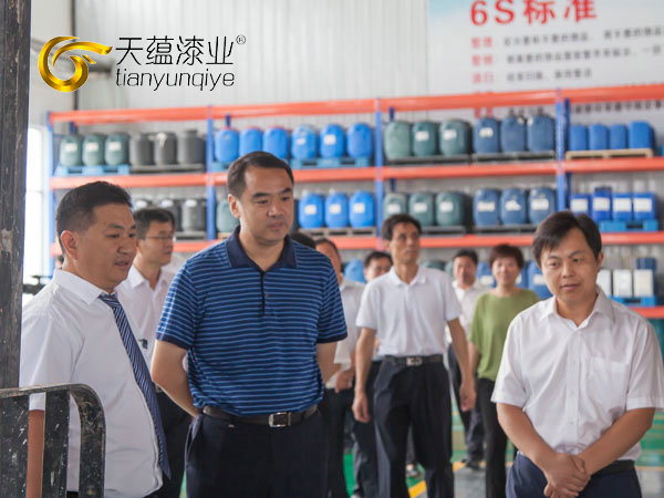 嘉祥縣縣委書記周生宏，視察天蘊漆業(yè)公司